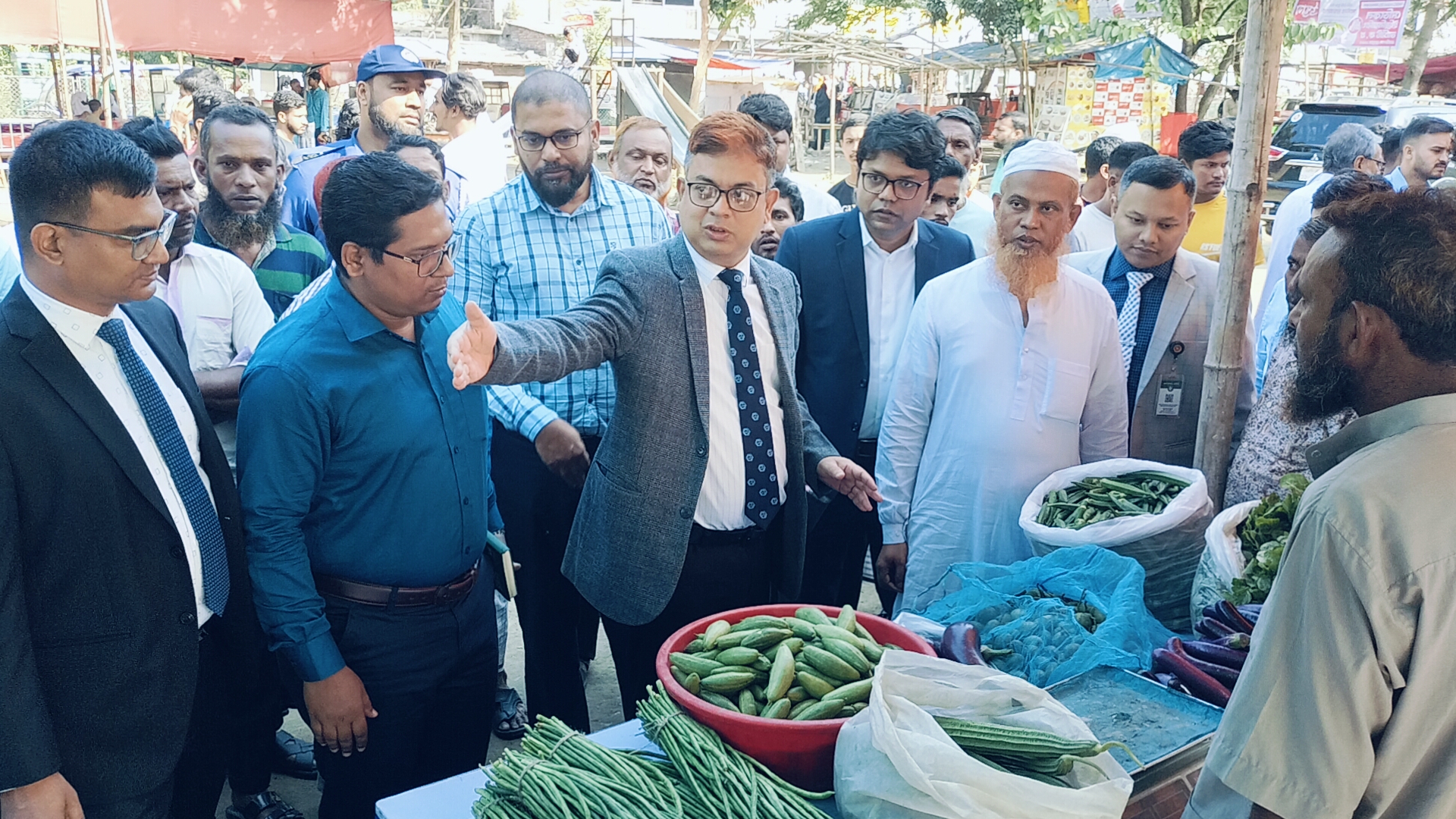 বাজারে দ্রব্যমূল্যের ঊর্ধগতি নিয়ন্ত্রণে জেলা প্রশাসন নরসিংদীর ন্যায্য মূল্যে বাজার