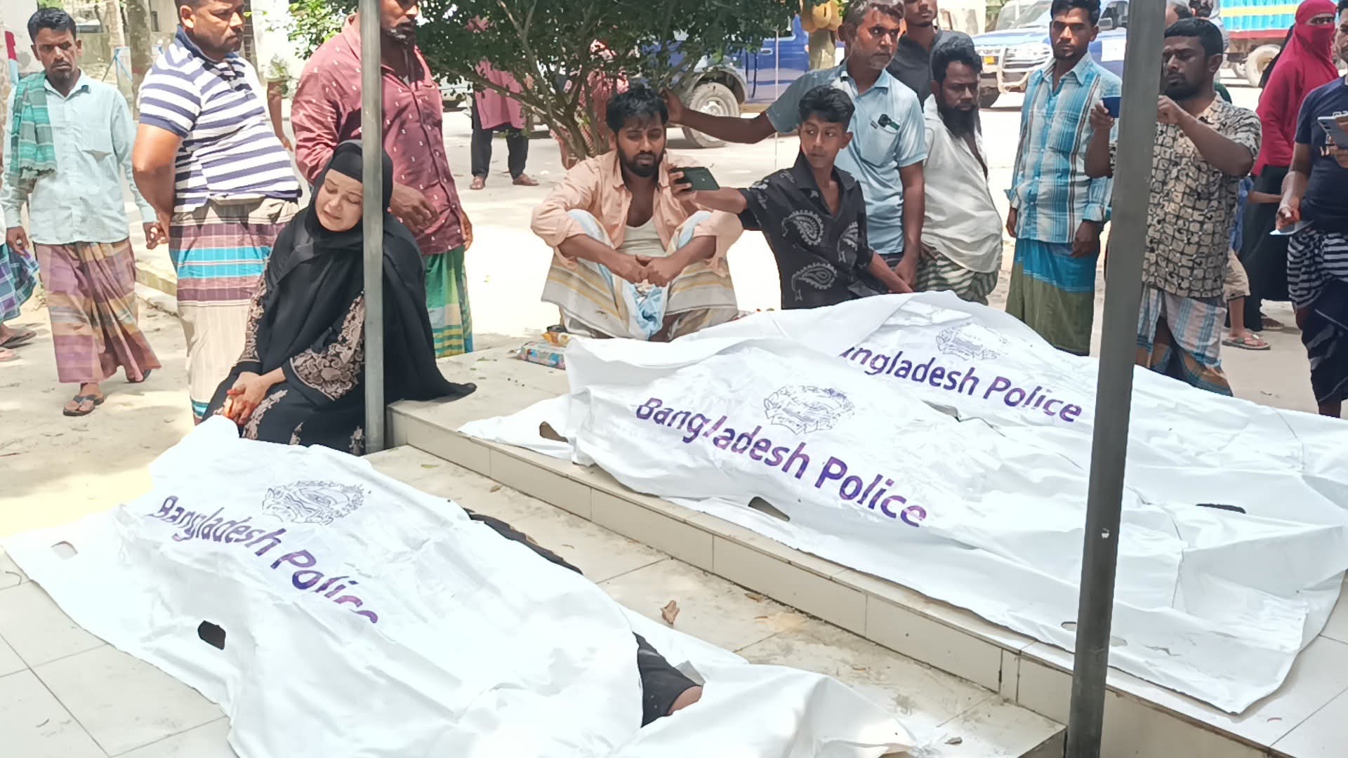 নরসিংদীতে পৃথক সড়ক দুর্ঘটনায় ৩বন্ধুসহ নিহত ৪ আহত ১