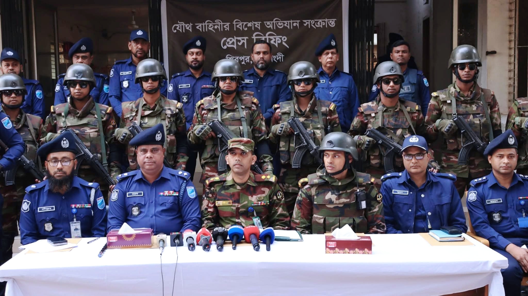 যৌথবাহিনীর অভিযানে শিবপুরে বিপুল পরিমাণে আগ্নেয়াস্ত্র গুলি নগদ অর্থসহ ৭ জন গ্রেফতার