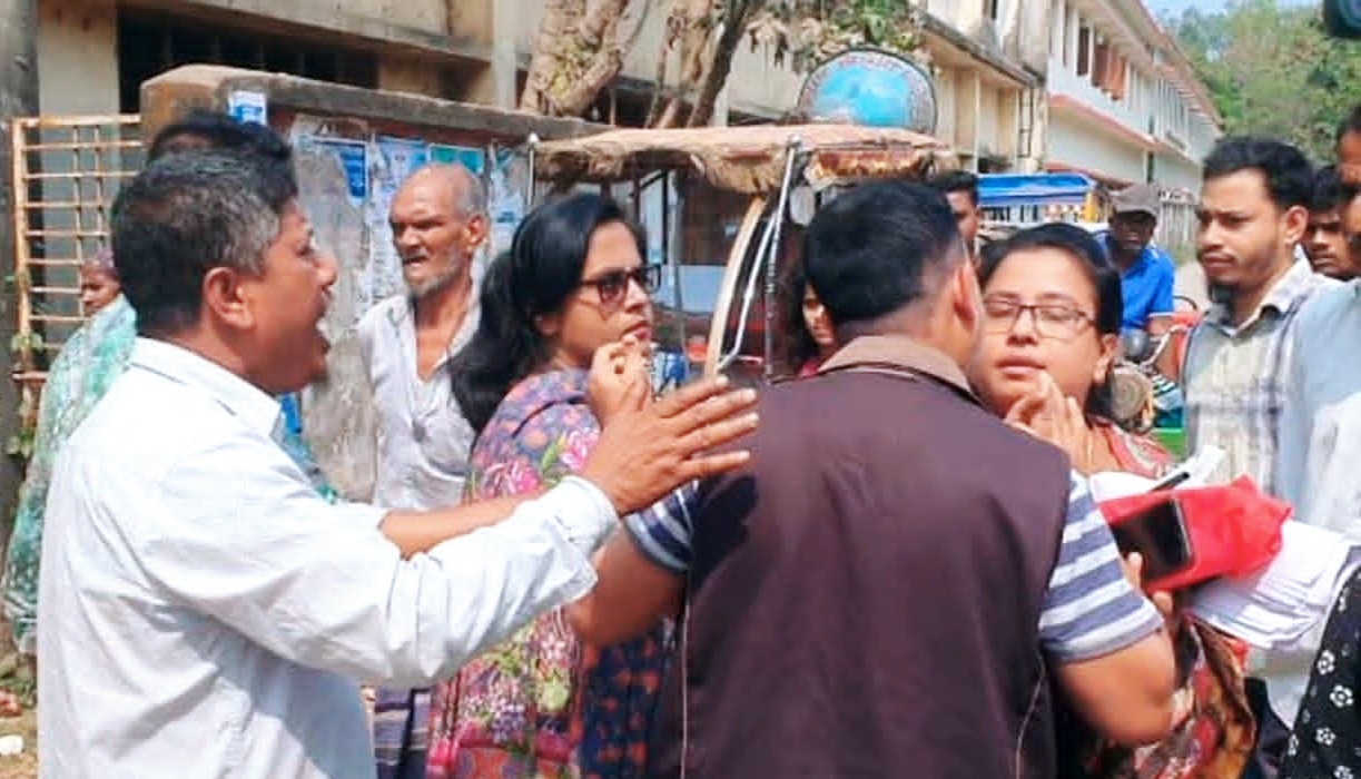 নরসিংদীতে অধ্যক্ষকে স্বপদে বহালের দাবিতে মানববন্ধনে হামলার অভিযোগ